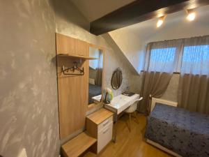 een badkamer met een wastafel, een spiegel en een bed bij Hostel Homies Inn in Celiny