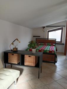 uma sala de estar com uma secretária e uma cama em 26 km da Roma Monolocale ben collegato A.C. wifi em Rignano Flaminio