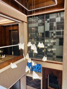 um lobby com borboletas origami brancas penduradas no tecto em V HOTEL em Brahmapur