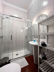 y baño con ducha y lavamanos. en Casa Silva, en Pinhal Novo
