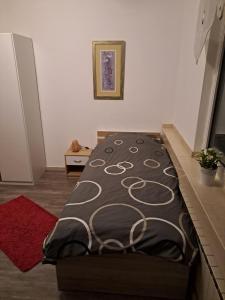 een bed met een zwart-wit dekbed in een kamer bij 7D Apartment mit 3 Schlafzimmern in Castrop-Rauxel