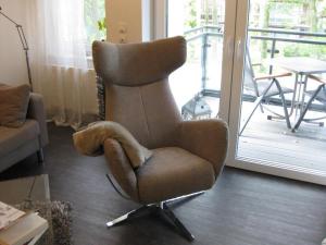 - Silla reclinable marrón en la sala de estar en Admiralsgarten, Steuerbord 12, en Duhnen