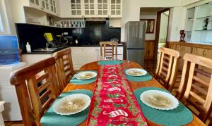 una cocina con mesa de madera con sillas y un Sidx sidx sidx sidx de cocina en CAMPJOHNHAY Forest Estate en Baguio