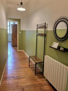 pasillo con espejo y suelo de madera en Myzenplace - Duplex 100m2 cosy & atypique, centre piéton, parking, en Montélimar