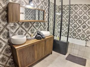 Myzenplace - Grand duplex cosy & chaleureux, situation idéale, parking في مونتيليمار: حمام مغسلتين ومرآة