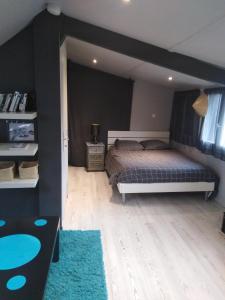 una camera con letto e tappeto blu di Grande Chambre a Poissy