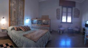 um quarto com uma cama, uma mesa e cadeiras em The Rustic Hause 2 em Gualeguay