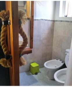 uma casa de banho com um WC e um lavatório em The Rustic Hause 2 em Gualeguay