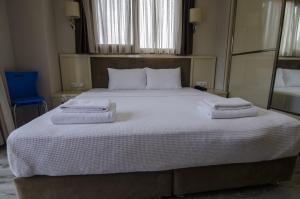 Postel nebo postele na pokoji v ubytování Funda Hotel
