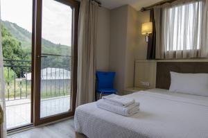 Postel nebo postele na pokoji v ubytování Funda Hotel