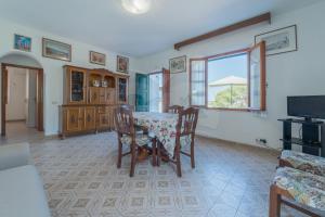 TV a/nebo společenská místnost v ubytování Casa Marida tra Cotoncello e Sant'Andrea - Goelba