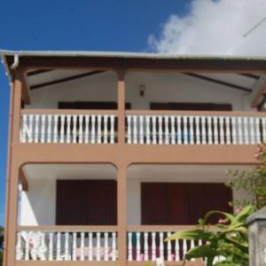 a large building with a balcony and a balcony at L'appartement FRUIT DE LA PASSION in Le Gosier