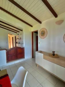Una sala de estar con un mostrador y una mesa. en L'appartement FRUIT DE LA PASSION, en Le Gosier