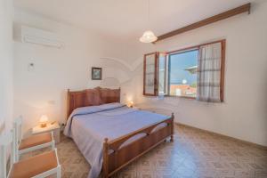 Postel nebo postele na pokoji v ubytování Casa Marida tra Cotoncello e Sant'Andrea - Goelba