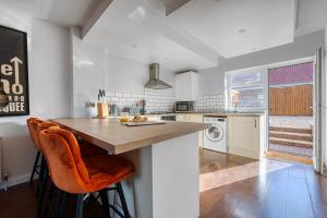 A cozinha ou cozinha compacta de 2 Bedroom Bungalow with Garden and Parking