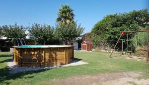Vonkajšia záhrada v ubytovaní Barraca típica del Delta, con piscina, jardín y barbacoa - Deltavacaciones