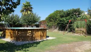 Vonkajšia záhrada v ubytovaní Barraca típica del Delta, con piscina, jardín y barbacoa - Deltavacaciones