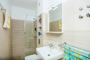 Et badeværelse på Violic Apartments