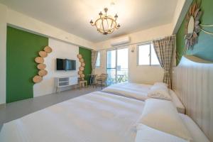 um quarto com uma cama grande e um lustre em 花蓮雲朵朵民宿 電梯 陽台 停車處 em Jian