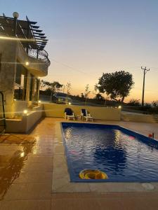 ein Pool vor einem Haus in der Unterkunft Amman landscape farm in Amman