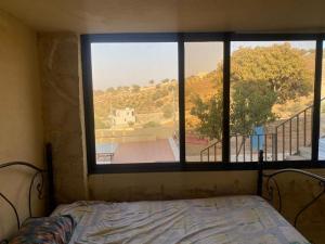 Een bed of bedden in een kamer bij Amman landscape farm