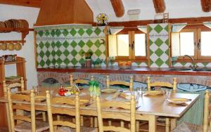 Reštaurácia alebo iné gastronomické zariadenie v ubytovaní Barraca típica del Delta, con piscina, jardín y barbacoa - Deltavacaciones