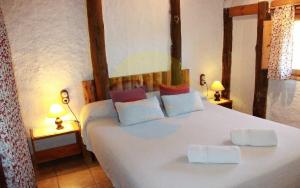 Posteľ alebo postele v izbe v ubytovaní Barraca típica del Delta, con piscina, jardín y barbacoa - Deltavacaciones