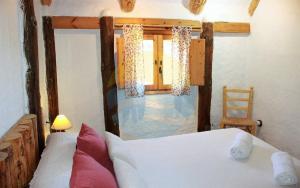 Posteľ alebo postele v izbe v ubytovaní Barraca típica del Delta, con piscina, jardín y barbacoa - Deltavacaciones