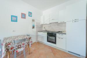 Kuchyň nebo kuchyňský kout v ubytování Casa Marida tra Cotoncello e Sant'Andrea - Goelba