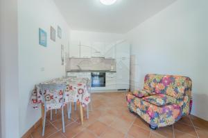 Kuchyň nebo kuchyňský kout v ubytování Casa Marida tra Cotoncello e Sant'Andrea - Goelba
