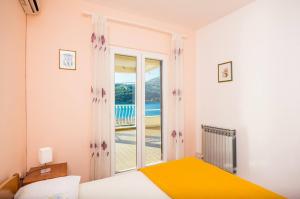 En eller flere senge i et værelse på Violic Apartments