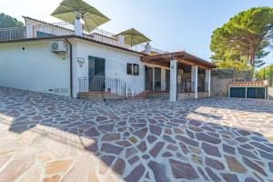 una casa con un vialetto in pietra davanti di Casa Marida tra Cotoncello e Sant'Andrea - Goelba a SantʼAndrea