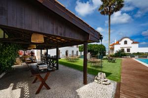 - un pavillon avec une table de pique-nique et un palmier dans l'établissement Quinta d'Anta- Hotel Rural, à Maiorca