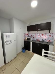 Apartamentos El Fortín的厨房或小厨房