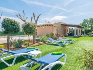 un patio con tumbonas y una casa en Ses Canyes - Apartment With Private Pool In Muro, en Playa de Muro