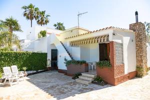 una casa bianca con un patio di fronte di Eucaliptus - Casa en el Delta para disfrutar de la playa del Trabucador - Deltavacaciones a L'Eucaliptus