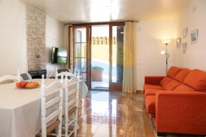 a living room with a table and a couch at Eucaliptus - Casa en el Delta para disfrutar de la playa del Trabucador - Deltavacaciones in L'Eucaliptus