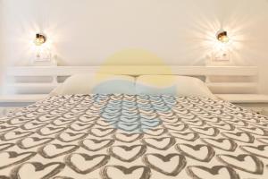 een slaapkamer met een bed met harten erop bij Eucaliptus - Casa en el Delta para disfrutar de la playa del Trabucador - Deltavacaciones in L'Eucaliptus