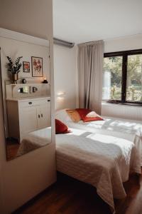 una camera con un grande letto e una finestra di Äspögården Bed & Breakfast a Klagstorp