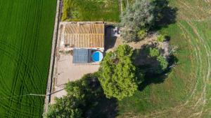 una vista aérea de una granja con piscina en un campo en Quet - Casa rural con piscina privada en el Delta del Ebro - Deltavacaciones, en Deltebre