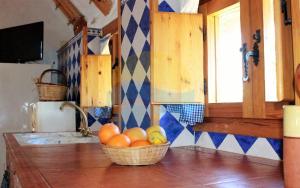 Kuchyňa alebo kuchynka v ubytovaní Barraca típica del Delta, con piscina, jardín y barbacoa - Deltavacaciones