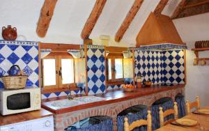 Kuchyňa alebo kuchynka v ubytovaní Barraca típica del Delta, con piscina, jardín y barbacoa - Deltavacaciones