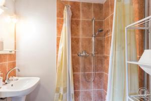 y baño con ducha y lavamanos. en Le Pont de Benneville en Cahagnes