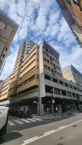 ラパッロにあるSuite in the Skyline, Rapalloの街路沿いの高層ビルと