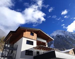 レンゲンフェルトにあるApart GuetGeanLossnの山の見える建物