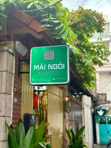 um sinal para um hospital Mai Neko num edifício em Mái Ngói Hostel em Cidade de Ho Chi Minh