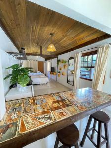 um quarto com uma mesa com uma cama ao fundo em Villa Tiê Paraty em Paraty