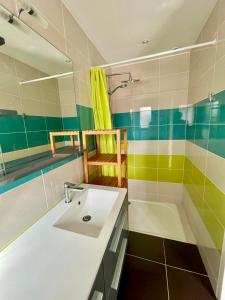 Le Studio de Vasconia في موريه: حمام مع حوض ودش وحوض استحمام