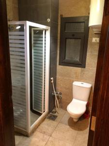 uma casa de banho com um WC e um chuveiro em فيلا للإيجار في الشيخ زايد em ‘Ezbet `Abd el-Ḥamîd