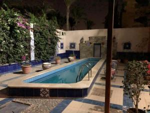 a swimming pool in the middle of a yard at فيلا للإيجار في الشيخ زايد in ‘Ezbet `Abd el-Ḥamîd